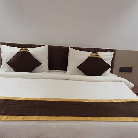 Hotel Citrus ラクナウ エクステリア 写真